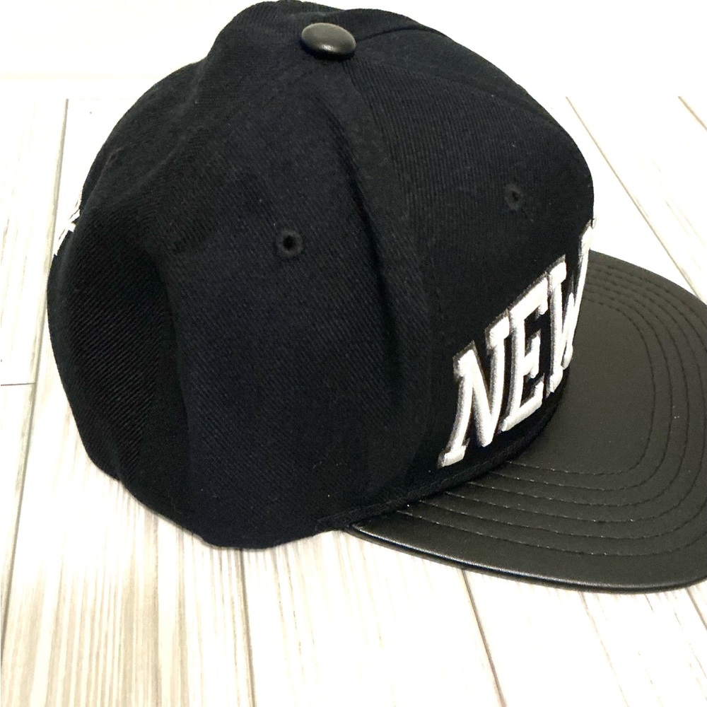Black and White Embroidered New York baseball Cap with adjustable strap. - Picture 5 of 6